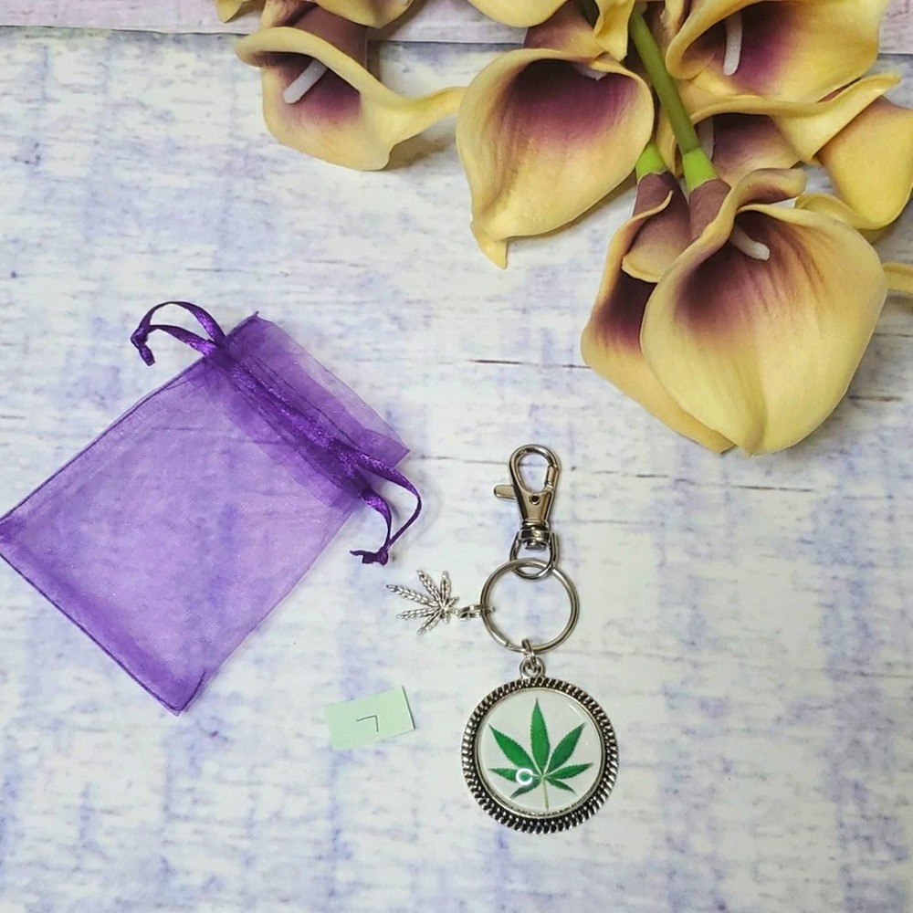 Handmade Leaf Keychain - Picture 1 of 4
